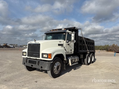 2016 Mack CHU613 6x4 Camion à benne tandem