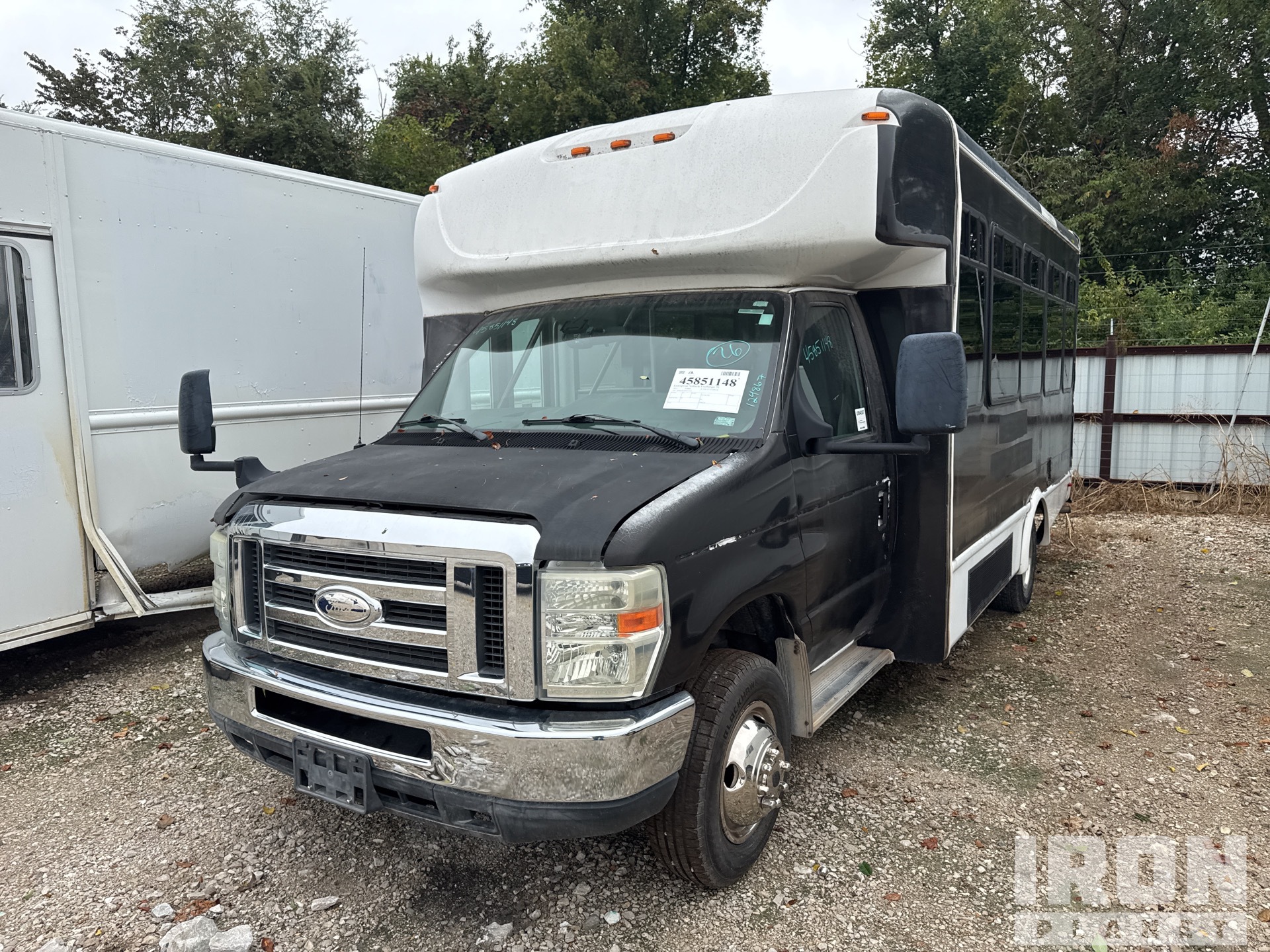 2015 Ford E-350 4x2 15-Seat Bus