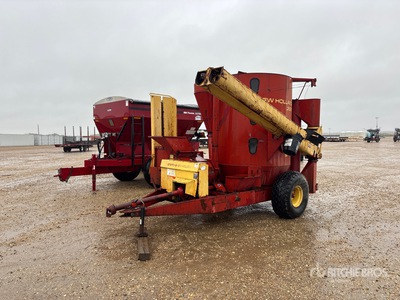 New Holland 359 Feed Mixer