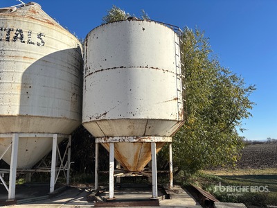 Metals +/- 1200 bu 2 Ring Smooth Wall Hopper Grain Bin