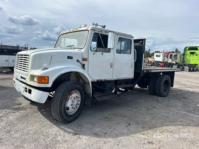 2000 International 4700 4x2 Crew Cab Camion à plateau basculant