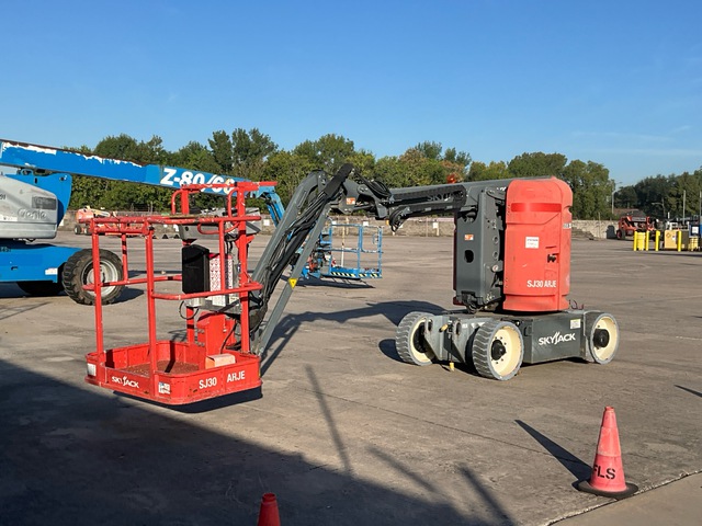 2018 Skyjack SJ30 ARJE 2WD Electric Articulating Boom Lift 2018 Skyjack SJ30 ARJE 2WD Electric Articulating Boom Lift