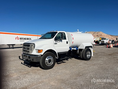 2005 Ford F-750 2000 gal 4x2 Camion à eau