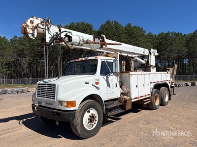 Altec on 2000 International 4900 6x4 Digger Derrick Truck