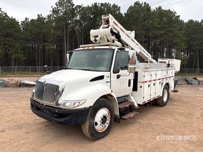 Altec TA41M 41 ft on 2008 International 4400 4x2 Camión con Cesta Elevadora
