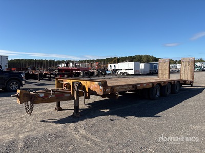 2002 MAC 30 ft Tri/A Equipment Trailer
