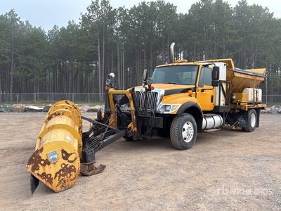2004 International 7400 4x2 Camión con pala para nieve