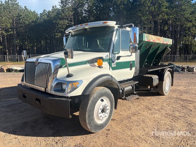 2002 International 7400 4x2 Spreader Truck