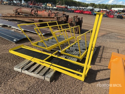 Quantity of (2) 7 Ft Metal Steps Divers - Magasin, entrepôt, consommateur