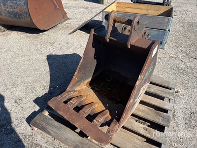 2018 Takeuchi TB260BKT24 24 in Digging Excavator Bucket