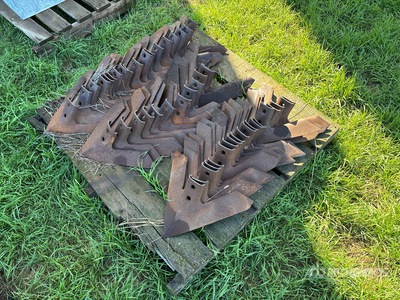 Quantity of (49) 16 in Cultivator Sweeps Parti varie