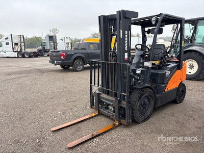 Doosan 4600 lb Pneumatic Tire Forklift