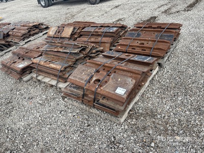 Quantity of (6) Pallets of Excavator Pads Parti varie