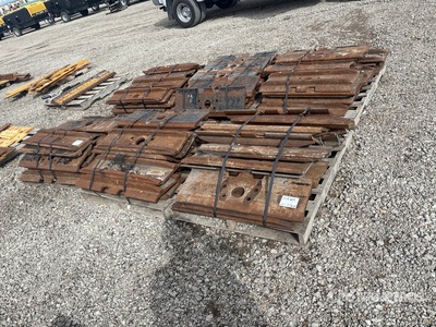 Quantity of (6) Pallets of Excavator Pads Parti varie