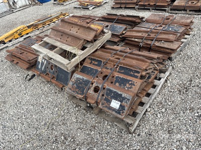 Quantity of (7) Pallets of Excavator Pads Parti varie