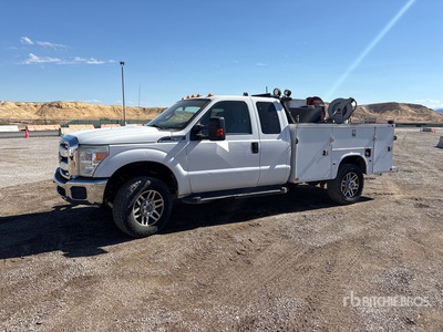 2014 Ford F-350 XLT 4x4 Extended Cab Ciężarówka serwisowa