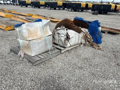 Quantity of (2) Pallets of 清掃車