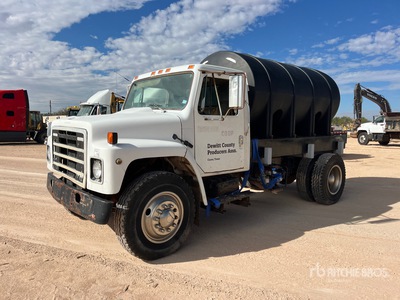 1984 International 1954 1600 gal 4x2 Camion cisterna de agua