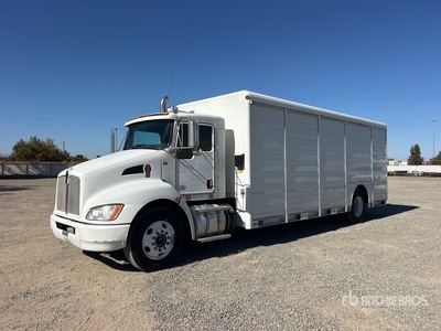 2013 Kenworth T300 4x2 10 Bay Ciężarówka do przewozu napojów