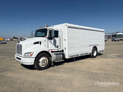 2015 Kenworth T300 4x2 8 Bay Camion à boissons
