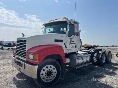 2017 Mack CHU613 8x4 Tri/A Dagcabine Trekker