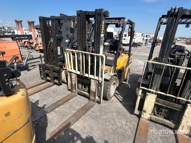 Yale GLP060VXNEAE087 5700 lb Pneumatic Tire Forklift