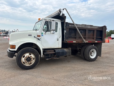 2000 International 4900 4x2 S/A Dump Truck