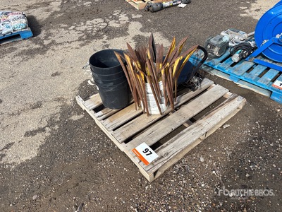 Quantity of (32) Crop Lifters Pièces diverses