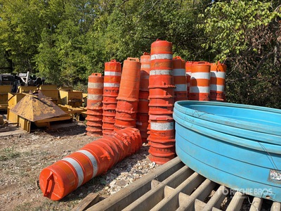 Quantity of (25) 25 stacks of traffic barrels with bases Varios. Industrial