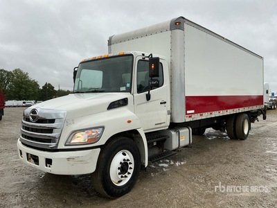 2013 Hino 268 Autocarro furgonato