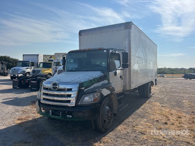 2013 Hino 268 4x2 Autocarro furgonato
