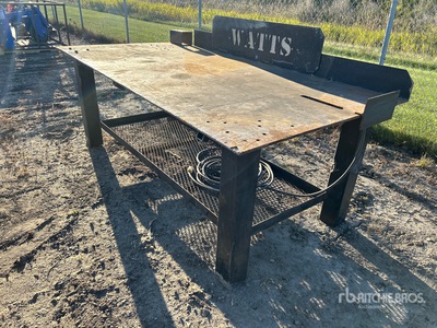 Welding Table with Power Outlet Divers - Matériel de soudure