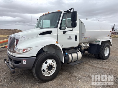2020 International 4300 2000 bbl 4x2 Camion cisterna de agua