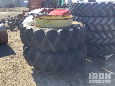 Quantity of (2) John Deere 18.4-38 を見 Tires
