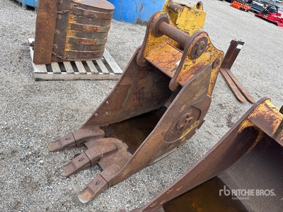 C & P 24 in .67 cyd Digging Excavator Bucket - Fits John Deere 160