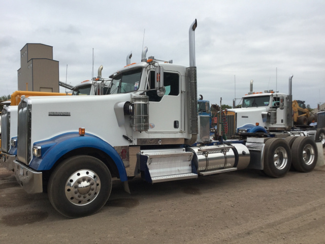 2011 Kenworth W900 T/A Day Cab Truck Tractor 2011 Kenworth W900 T/A Day Cab Truck Tractor