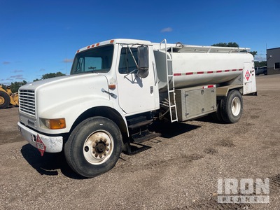 1998 International 4900 2000 gal 4x2 2000 Gal. Fuel Truck Camion citerne à eau