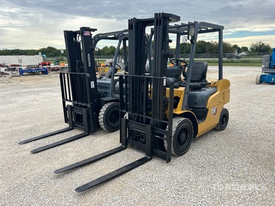 2014 Cat P5000D 5000 lb Pneumatic Tire Carretilla Elevadora