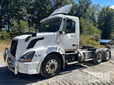 2015 Volvo VNL64300 6x4 T/A Dagcabine Trekker