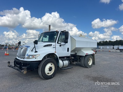 2009 International 4300 2000 gal 4x2 Camion à eau