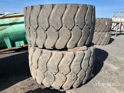 Quantity of (2) 35/65R33 Opony