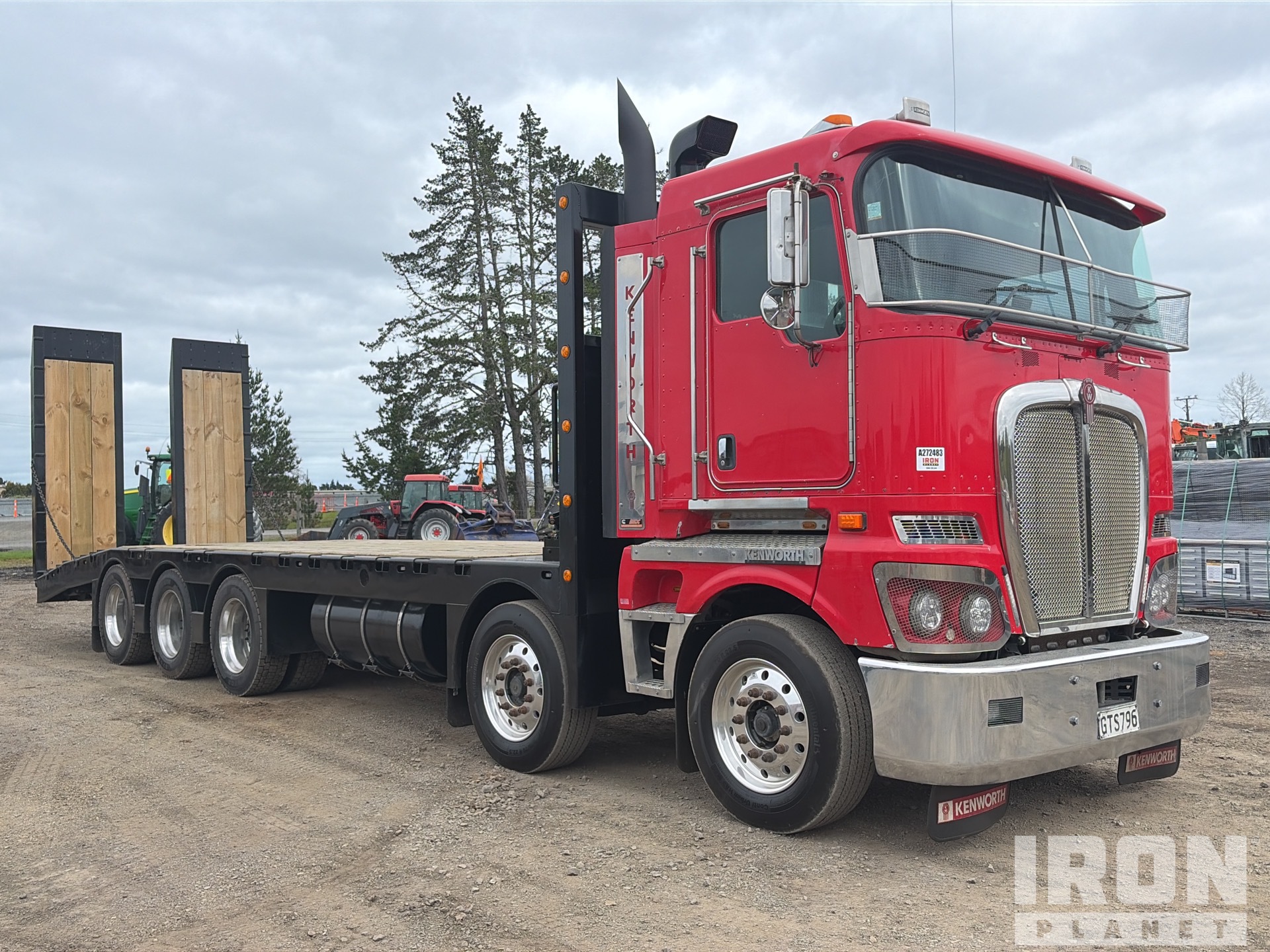 2013 Kenworth K108 10x4 Twin-Steer 重機運搬トラック