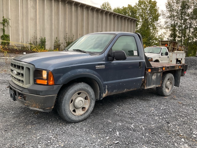 2006 Ford F-250 XL 4x2 Flatbed Truck