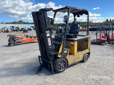 Cat C4000 3750 lb Cushion Tire Chariot Élévateur (Inoperable)
