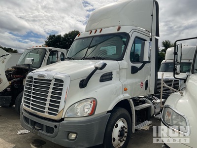 2016 Freightliner Cascadia 113 4x2 Day Cab Truck Tractor
