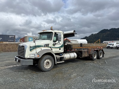 2015 Mack GU813 6x4 Camion porteur à faux-cadre basculant