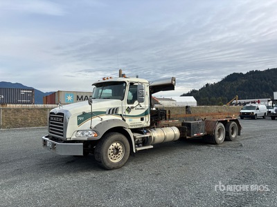 2015 Mack GU813 6x4 Roll-Off Truck