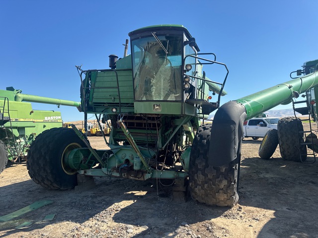 1986 John Deere 7722 Combine Harvester (Inoperable)