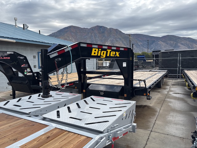 2024 Big Tex 16GN-25BK+5MR 30 ft T/A Gooseneck Equipment Trailer
