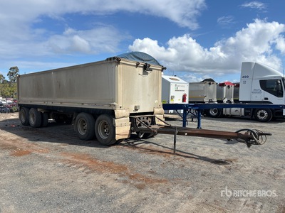 2012 MaxiTrans 7.6 m Quad Dog End Dump Trailer